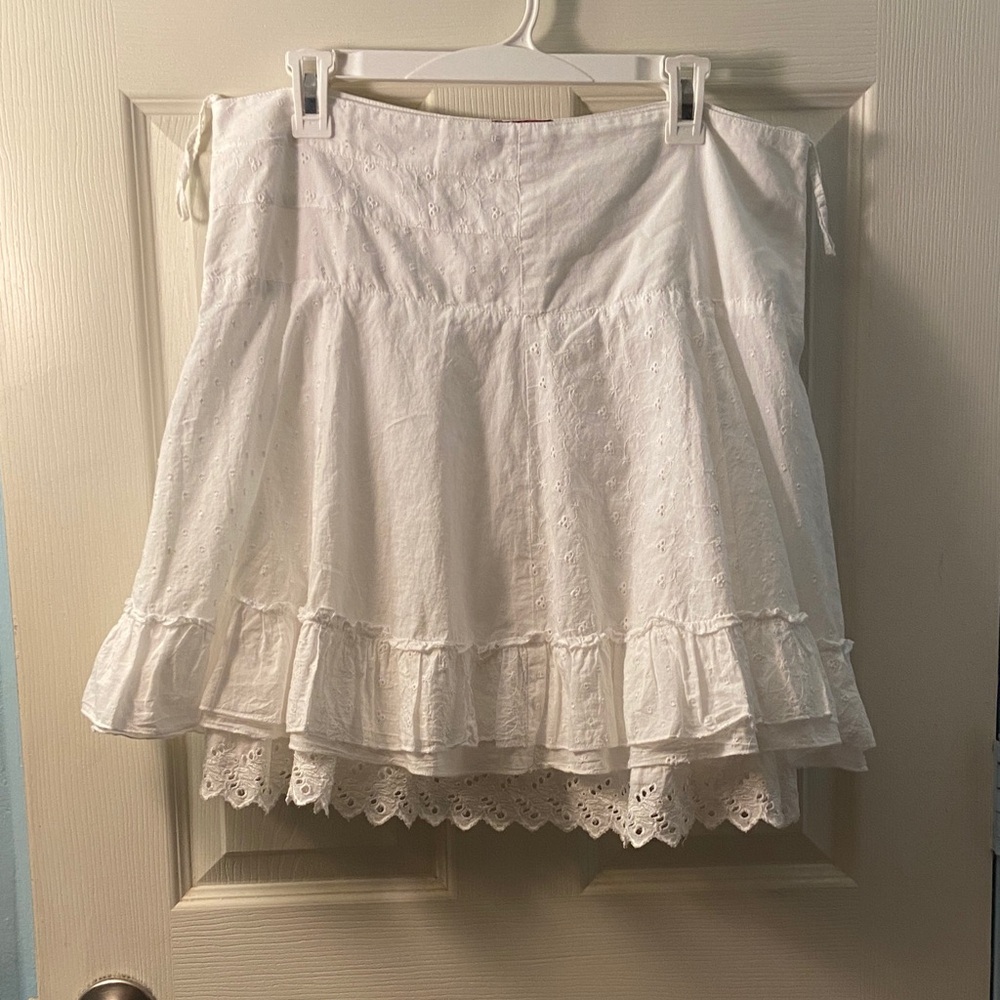 Elegant White Layered Mini Skirt - Picture 1 of 15